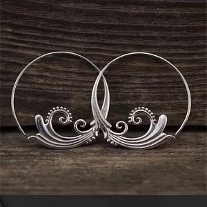 3/$20 Exquisite Silver Hoop Embellished With Delicate Carved Leaf Vintage Hoops